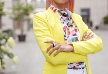 Blouses colorées et chemises classiques : des tenues tendance pour le bureau !