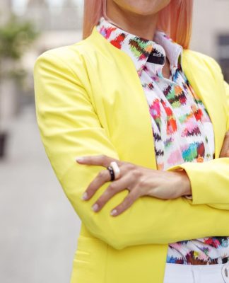 Blouses colorées et chemises classiques : des tenues tendance pour le bureau !