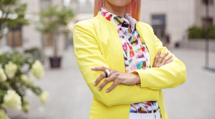 Blouses colorées et chemises classiques : des tenues tendance pour le bureau !