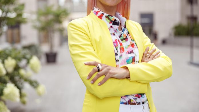 Blouses colorées et chemises classiques : des tenues tendance pour le bureau !