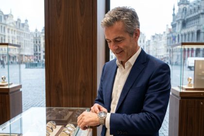 Homme d'âge moyen en costume dans une boutique de luxe à Bruxelles