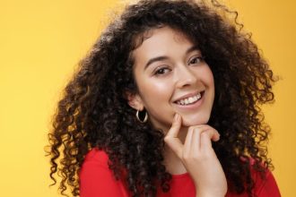 Hydratation vs nutrition : comment bien choisir sa crème cheveux bouclés et crépus