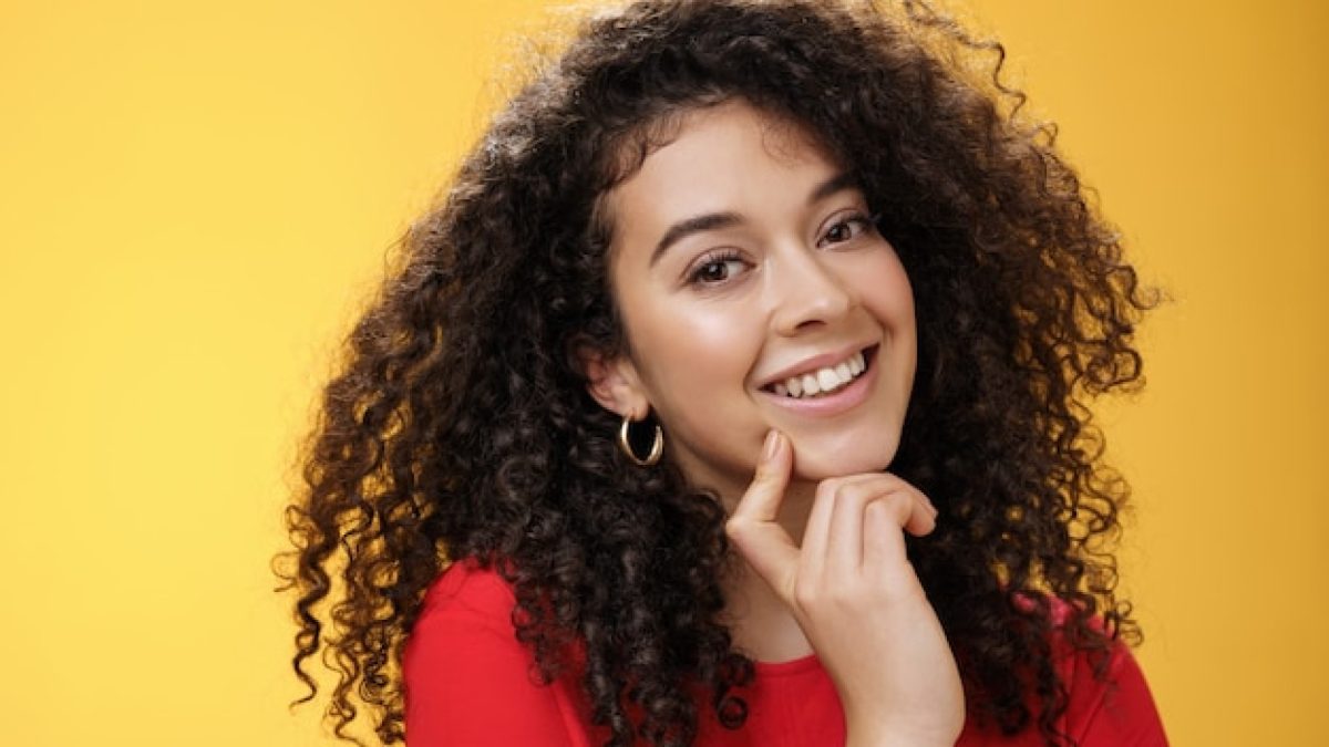 Hydratation vs nutrition : comment bien choisir sa crème cheveux bouclés et crépus